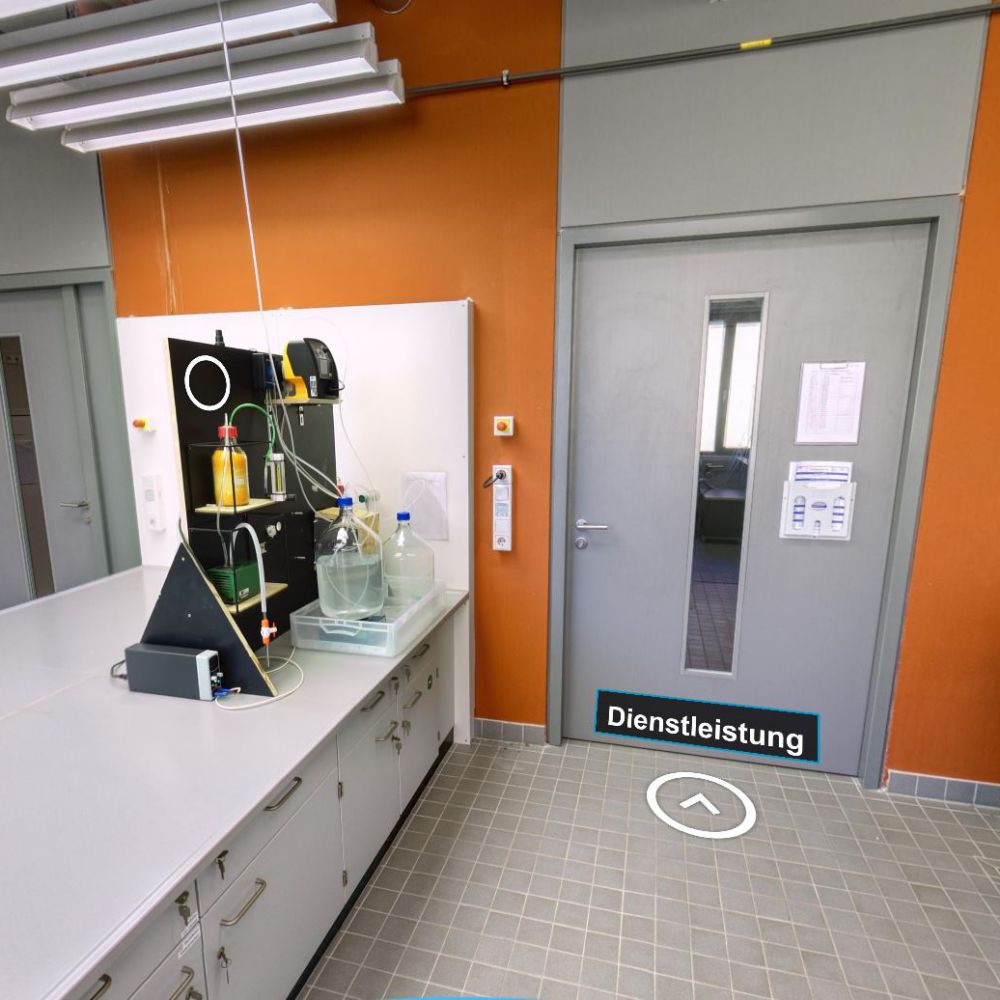 Beispielbild aus einer digitalen Tour. Zu sehen ist ein Ausschnitt mit einem Hotspot auf dem Boden der mit Dienstleistung beschriftet ist. Mit diesem Hotspot kann man zum nächsten 360° Bild springen.