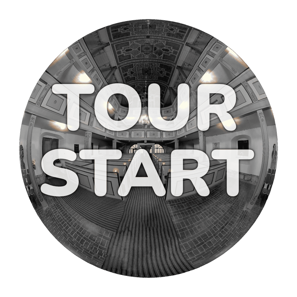 Fischaugenaufnahme aus der digitalen Weihnachtkirche 2020. In dieser Aufnahme ist ein schwarz-weißes Bild aus einem Kirchengebäude. Gezeigt ist der Blick auf die Kirchenbänke und die Emporen.