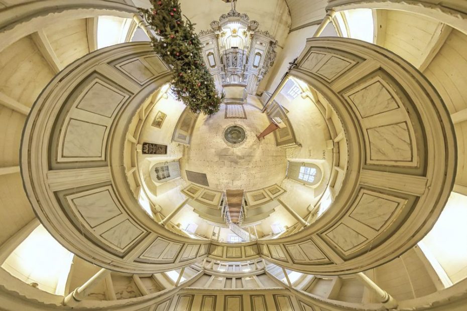 Beispielbild aus der digitalen Weihnachtskirche 2021. Gezeigt wird eine Weitwinkelaufnahme aus einem Kirchgebäude.