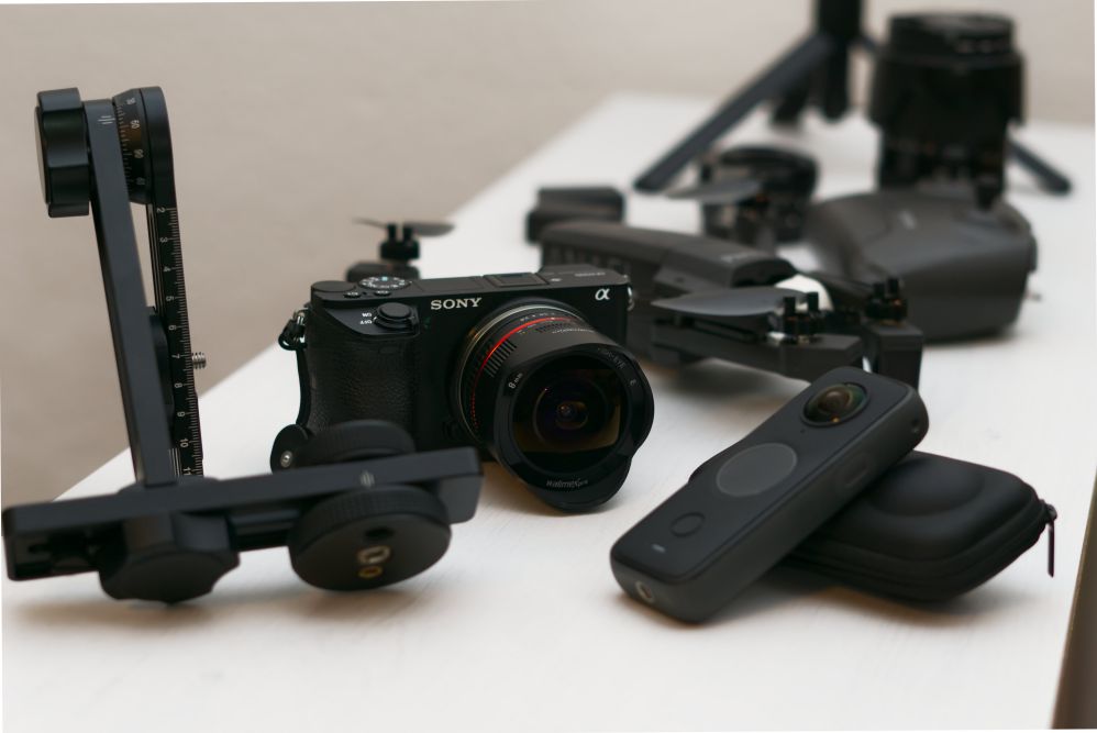 Fotoausrüstung auf weißem Tisch, welche zur Erstellung von 360° Fotografien benötigt wird.