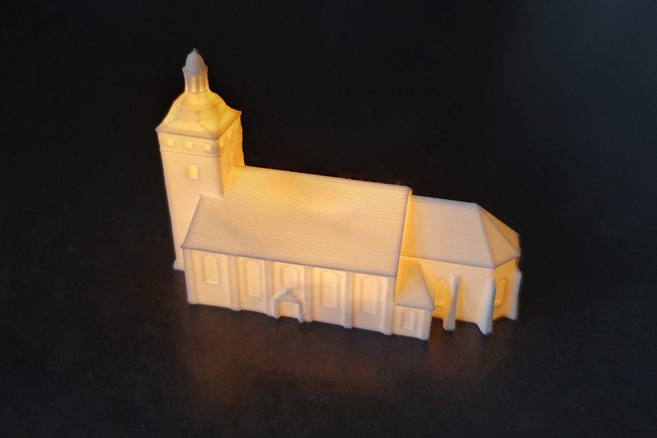 Weiße Kirche, die mittels 3D Druck erstellt wurde und von innen beleuchtet wird.